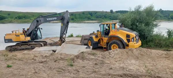 Koparka i ładowarka na brzegu Wisły