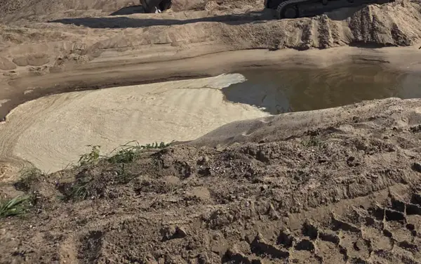 Płukany piasek w osadniku