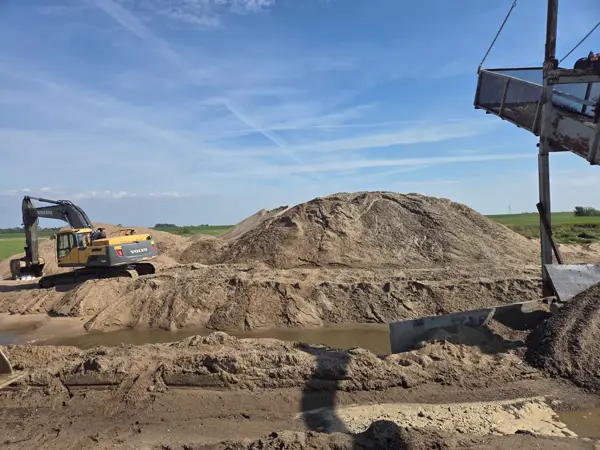 Mieszanina z pogłębiarki przechodzi przez sito odwadniające